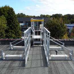Fall protection guardrails on roof for ladder access Ladder with fall-protection system for a safe access to and from the roof